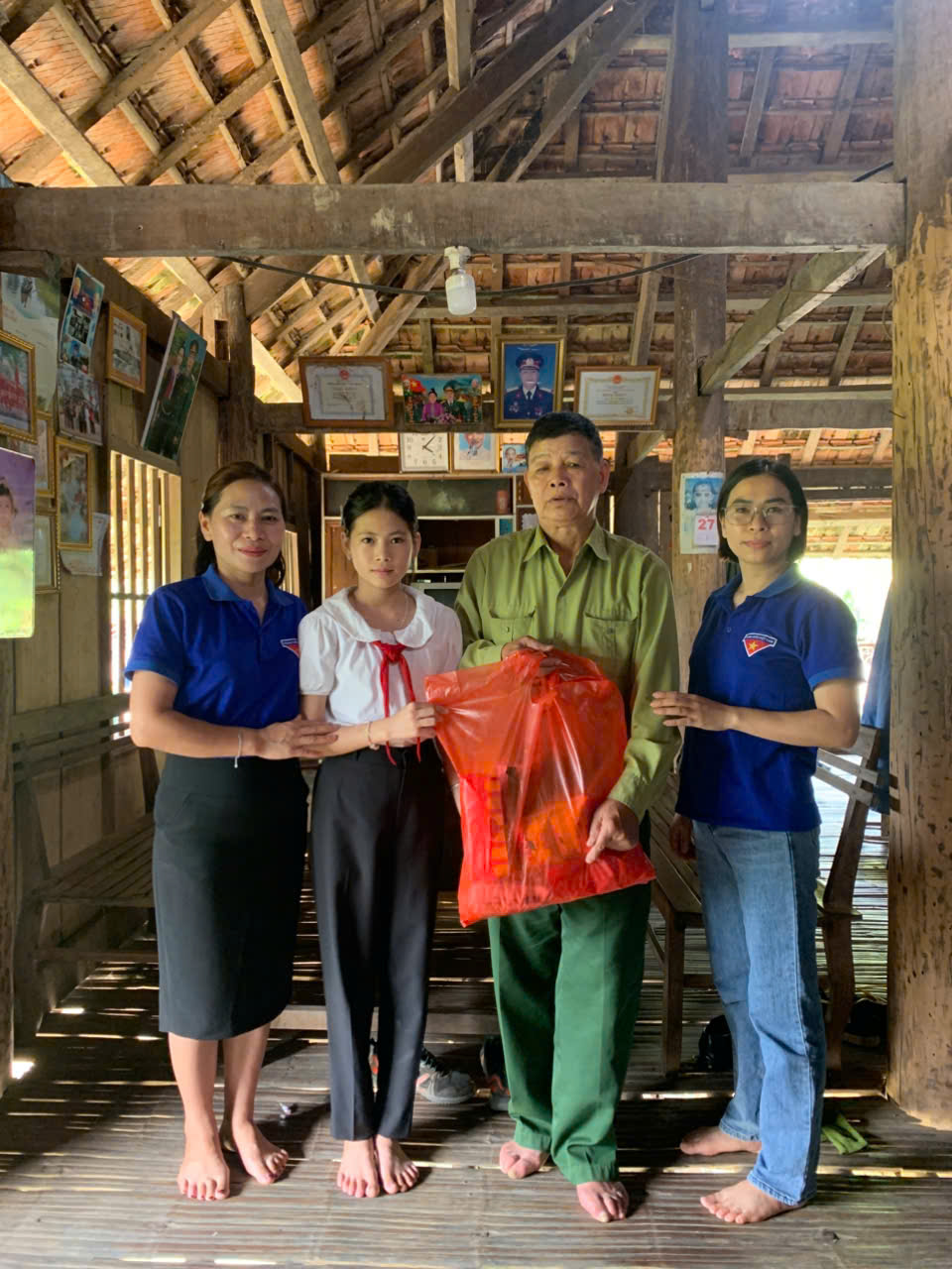 Trường Tiểu học và THCS xã Thanh An tổ chức thăm hỏi, động viên các gia đình thương binh, liệt sĩ nhân ngày 27/7