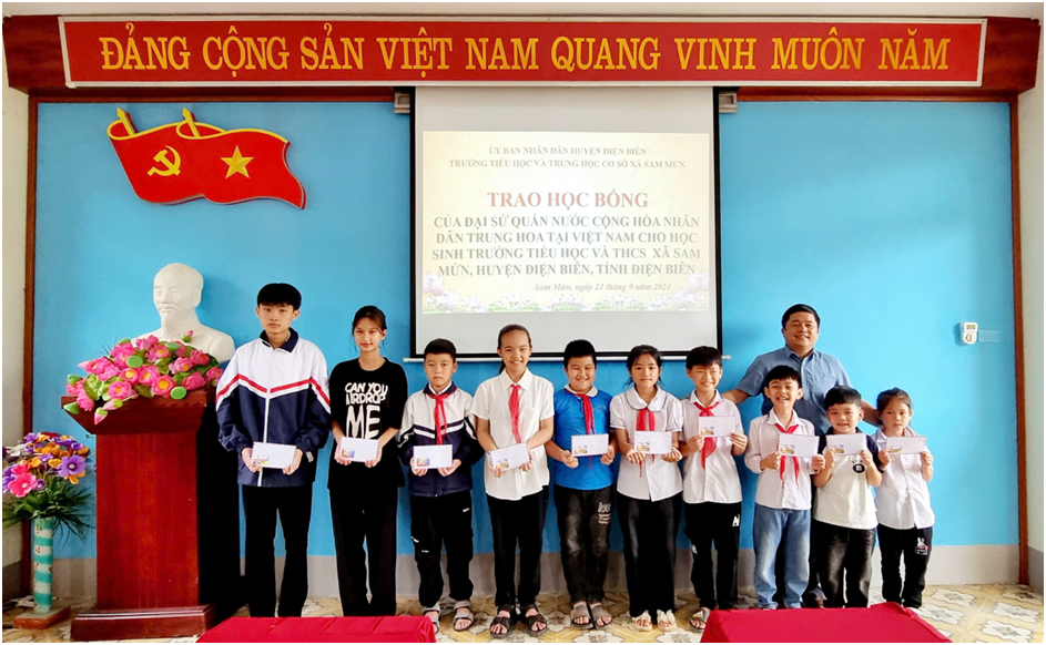 TRAO HỌC BỔNG CỦA ĐẠI SỨ QUÁN NƯỚC CỘNG HÒA NHÂN DÂN TRUNG HOA TẠI VIỆT NAM CHO HỌC SINH TRƯỜNG TIỂU HỌC VÀ THCS XÃ SAM MỨN, HUYỆN ĐIỆN BIÊN, TỈNH ĐIỆN BIÊN